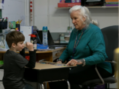 Uma escola aprendeu linguagem de sinais para se comunicar com seu único aluno surdo