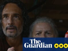 Crítica The Blue Path – conto hipnótico sobre a rebelião de idosos na Amazônia em uma fábula distópica arrepiante