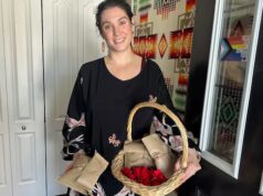 Esta mulher Métis cultivou uma abundante colheita de tabaco no seu quintal e depois doou-a