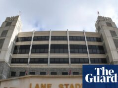 Paraquedista resgatado após bater no placar antes do jogo de primavera da Virginia Tech