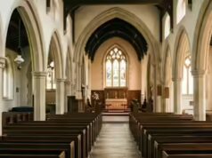 Cristianismo em declínio? Estudo revela que um em cada três britânicos criados como cristãos não segue mais a fé