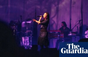 ‘Está escuro aqui – você pode chorar’: Mitski oferece residência íntima na escola secundária de Los Angeles