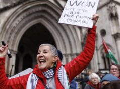 O vocalista do Large Assault, Robert Del Naja, entre os 500 presos no protesto da Ação Palestina