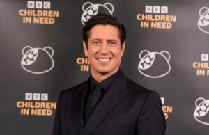 Vernon Kay juntou-se a um novo nome na disputa pelo café da manhã da BBC Radio 2 no confronto de Bolton