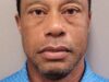 A camisa de Tiger Woods em seu “mugshot” fez furor