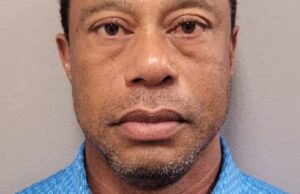 A camisa de Tiger Woods em seu “mugshot” fez furor