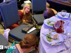 Como foi na sala enquanto os tiros soavam no jantar dos correspondentes