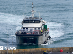 Guarda costeira francesa resgata mais de 100 migrantes que atravessavam o Canal da Mancha