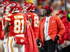 O técnico do Chiefs DBs, Dave Merritt, é preso e acusado de agressão doméstica