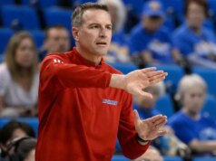 Virginia age rapidamente para contratar Aaron Roussell como técnico