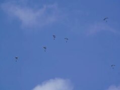 Vídeo e imagens mostram forças de elite em busca da tripulação desaparecida do navio dos EUA