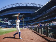 Quebrando o bastão: Mariners quebram a estátua de Ichiro durante a revelação