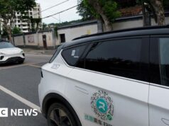 Mau funcionamento em massa do robotáxi interrompe o trânsito em cidade chinesa