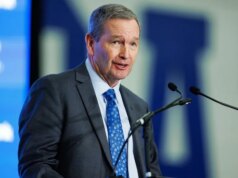 Kentucky AD Mitch Barnhart não aceitará um emprego altamente criticado de US $ 1 milhão na aposentadoria