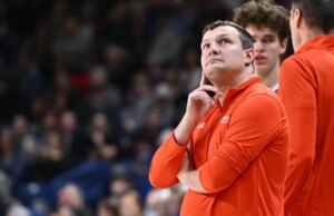 Relatório: O técnico do Campbell, John Andrzejek, ingressa na equipe de Louisville