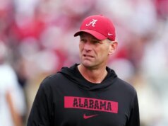 O contrato do técnico do Alabama, Kalen DeBoer, foi estendido até a temporada 2032-33