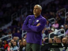 Relatório: Jerome Tang retornará à equipe técnica de Baylor