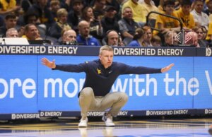 West Virginia vence Stanford no OT e avança para as semifinais em Las Vegas