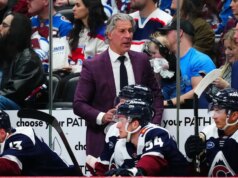 O técnico do Avalanche, Jared Bednar (lesões faciais), perderá os próximos dois jogos
