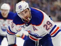 Leon Draisaitl, dos Oilers, pode não estar pronto para a abertura dos playoffs