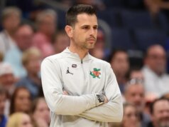 O técnico da Flórida, Todd Golden, desmente rumores da NBA