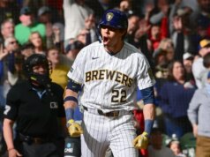 Christian Yelich e Brewers atacam de forma potente na abertura da série contra Royals