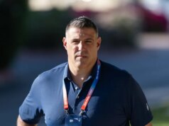 Fotos de 20 mostram Mike Vrabel e Dianna Russini se beijando