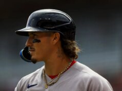 Pink Sox OF Jarren Duran afasta torcedor por cruzar a linha