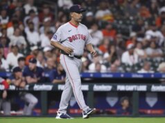 Alex Cora, gerente de bombeiros do Pink Sox, cinco outros treinadores