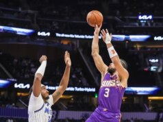 Suns acerta lances de embreagem tarde para acabar com Bulls