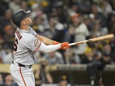 Willy Adames recebe 4 rebatidas quando o ataque dos Giants começa contra os Padres
