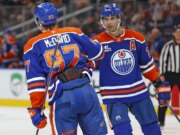 Os Oilers encontraram novos equipamentos enquanto buscam a quinta vitória consecutiva contra os Blackhawks