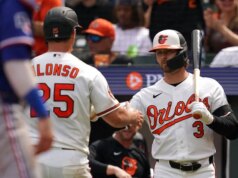 Orioles se inclinam para o ataque e salvam o jogo ultimate da série contra Rangers