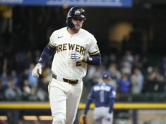 Brewers se recuperam em oitavo lugar em seis corridas para derrubar Rays