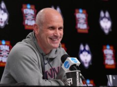 O técnico da UConn, Dan Hurley, reorienta os Huskies: ‘Aqui para tocar, não para assistir’