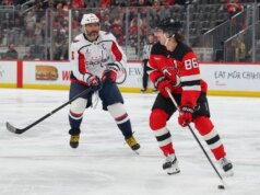 Jack Hughes marca 5 pontos e Devils prejudica as esperanças do Caps nos playoffs