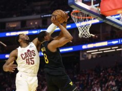 Max Strus marca 24 pontos e lidera Cavaliers contra Warriors
