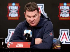 Tommy Lloyd, do Arizona, concorda com contrato de 5 anos