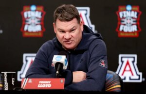 Tommy Lloyd, do Arizona, concorda com contrato de 5 anos