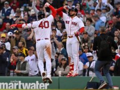 Homers ajudam Crimson Sox a vencer a estreia do Fenway contra Padres