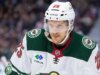 Wild D Jonas Brodin (parte inferior do corpo) eliminado contra Stars no jogo 6