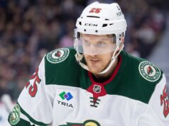 Wild D Jonas Brodin (parte inferior do corpo) eliminado contra Stars no jogo 6