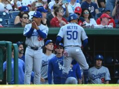 Dodgers SS Mookie Betts (costas) programado para passar por exame de ressonância magnética