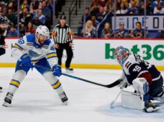 O hat-trick de Robert Thomas ajuda os Blues a vencer os Avs e continuar a avançar nos playoffs