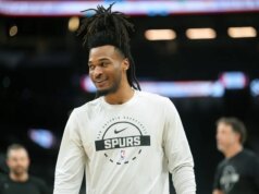 O quinto triplo-duplo da carreira de Stephon Citadel ajuda o Spurs a vencer o 76ers