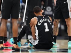 Victor Wembanyama (costela) sai da vitória do Spurs; prognóstico desconhecido