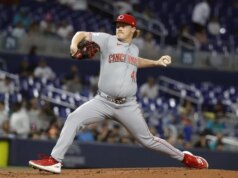 Reds evitam quase apagar e forçam extras a atordoar Marlins