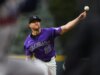 O titular dos Rockies, Kyle Freeland, arranhou (ombro) contra Padres