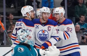 Connor McDavid marca 3 gols e 5 pontos na vitória dos Oilers sobre os Sharks
