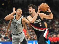 Os Spurs procuram continuar o jogo tórrido contra o mal-humorado Mavericks